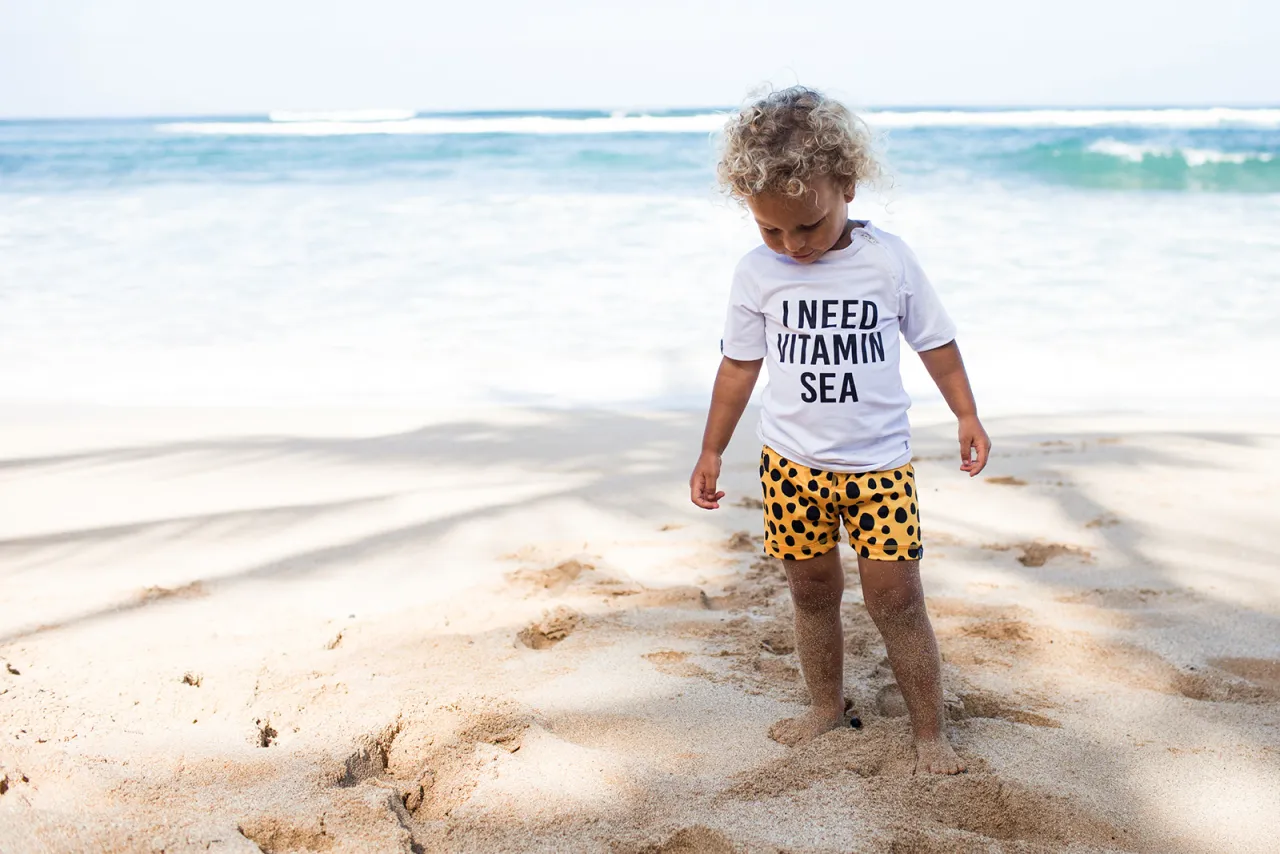 dziecko w koszulce uv na plaży