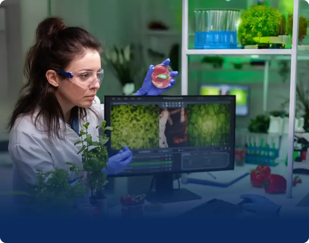 Bioinformatyk przy komputerze analizujący dane