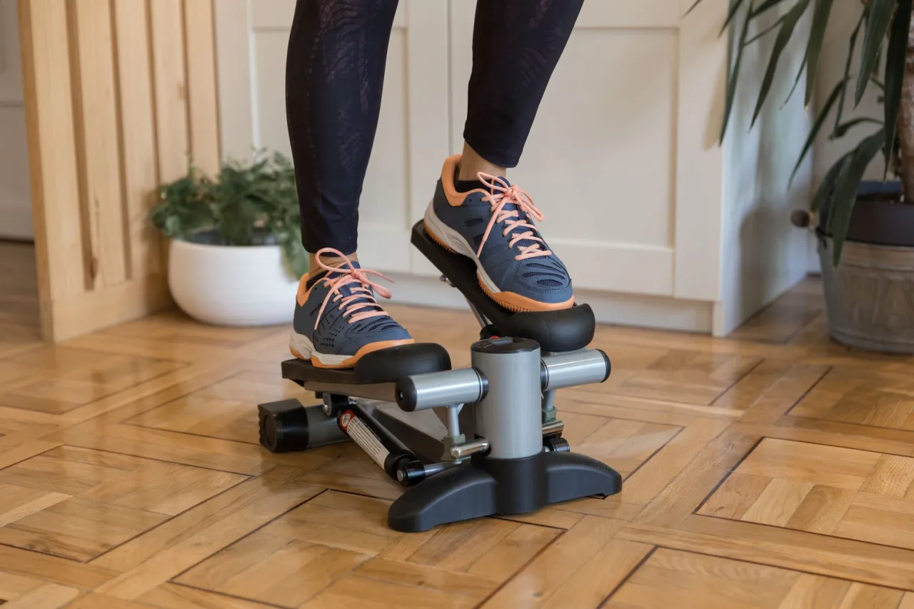 Frau trainiert auf Stepper zu Hause glücklich