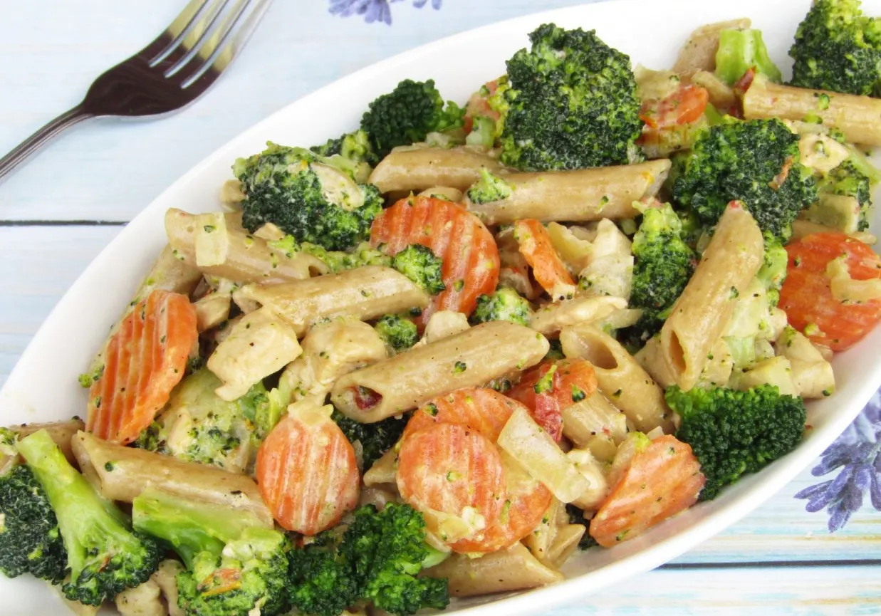 Zdrowe danie z makaronem penne pełnoziarnistym