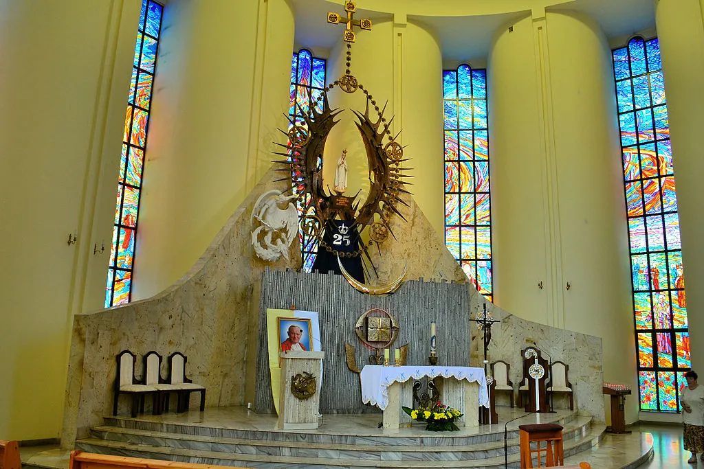 Figura Matki Bożej Fatimskiej w sanktuarium Szczecin