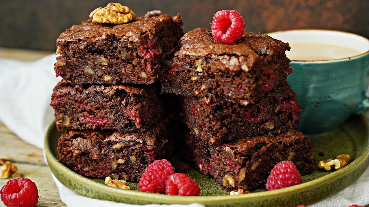 ciasto czekoladowe z malinami i orzechami