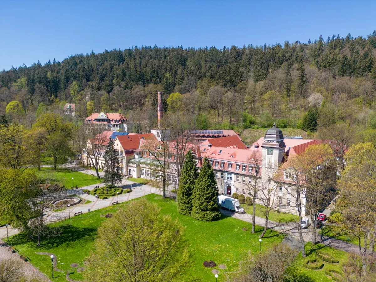 Sanatorium Moniuszko Duszniki-Zdr&oacute;j z zewnątrz i Park Zdrojowy
