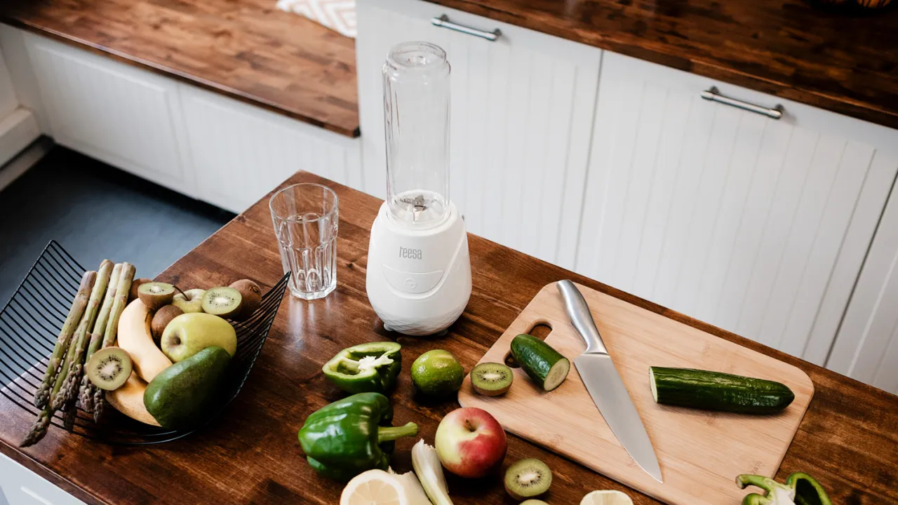 rodziny używające miksera kielichowego, sportowcy z mikserem personalnym, osoba używająca miksera bezprzewodowego