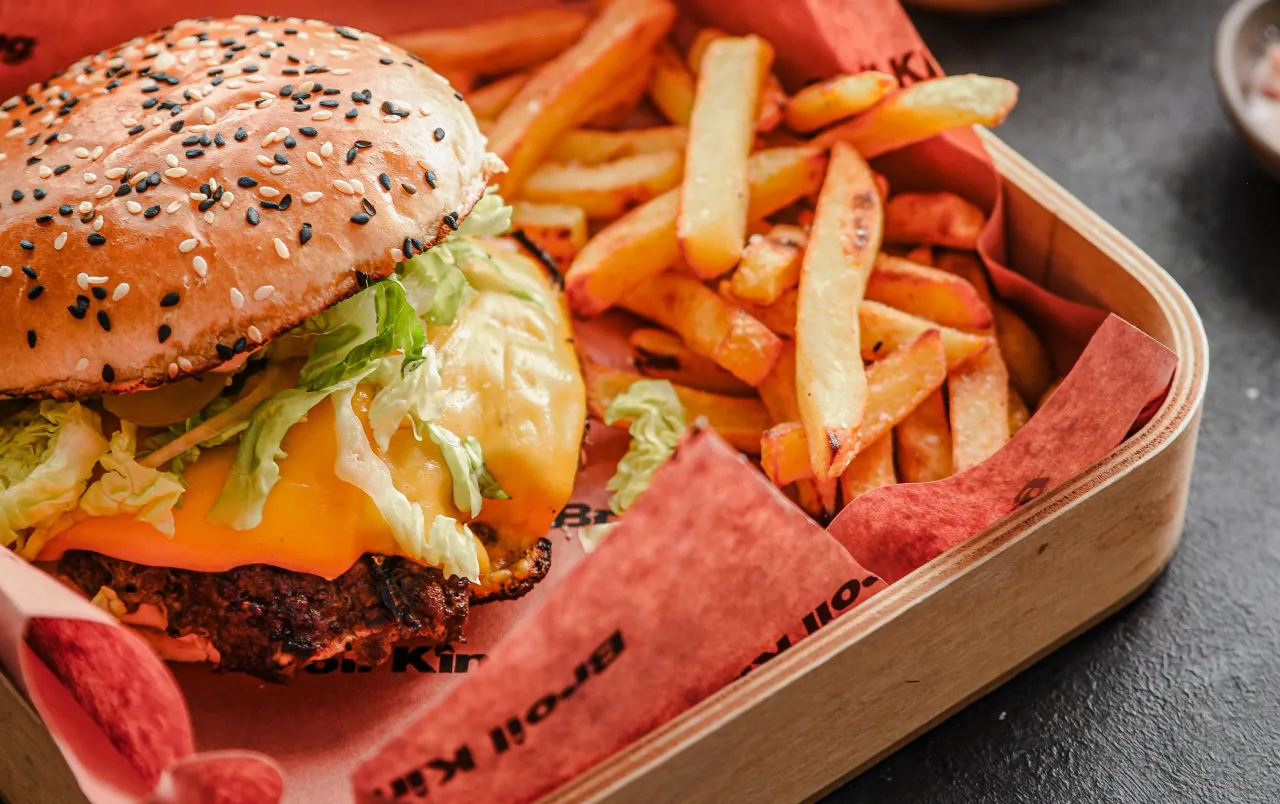 mrożony burger na talerzu