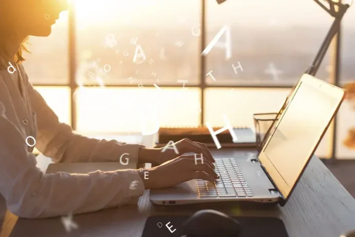 osoba pisząca opinię na komputerze