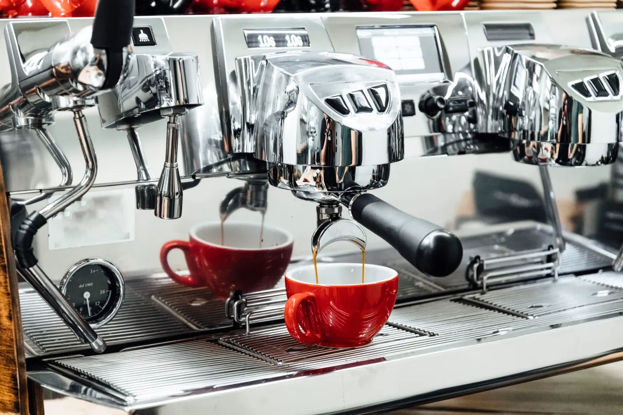 Autoryzowany serwis ekspresów kawy vs niezależny serwis
