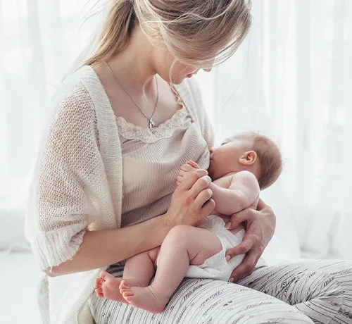 spokojna matka karmiąca piersią