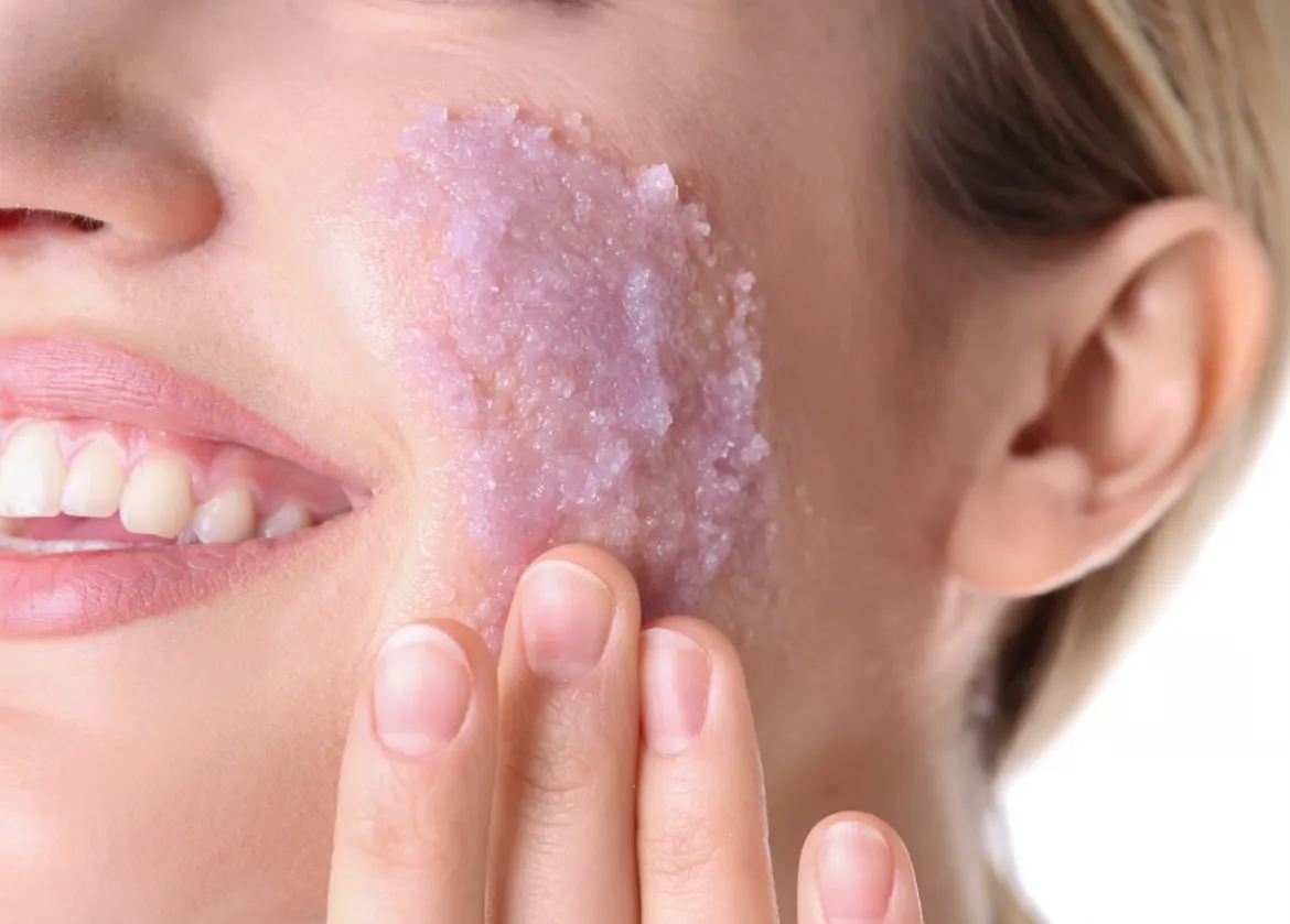 kobieta nakładająca peeling na twarz