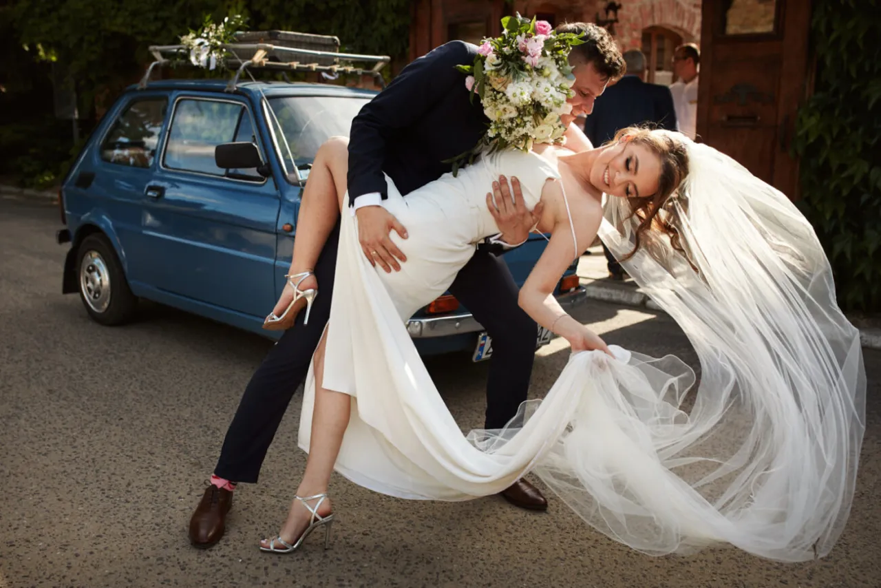 Para wybrać fotografa na wesele, zwróć uwagę na jego styl. Ten kadr oddaje radość i dynamikę pary młodej.