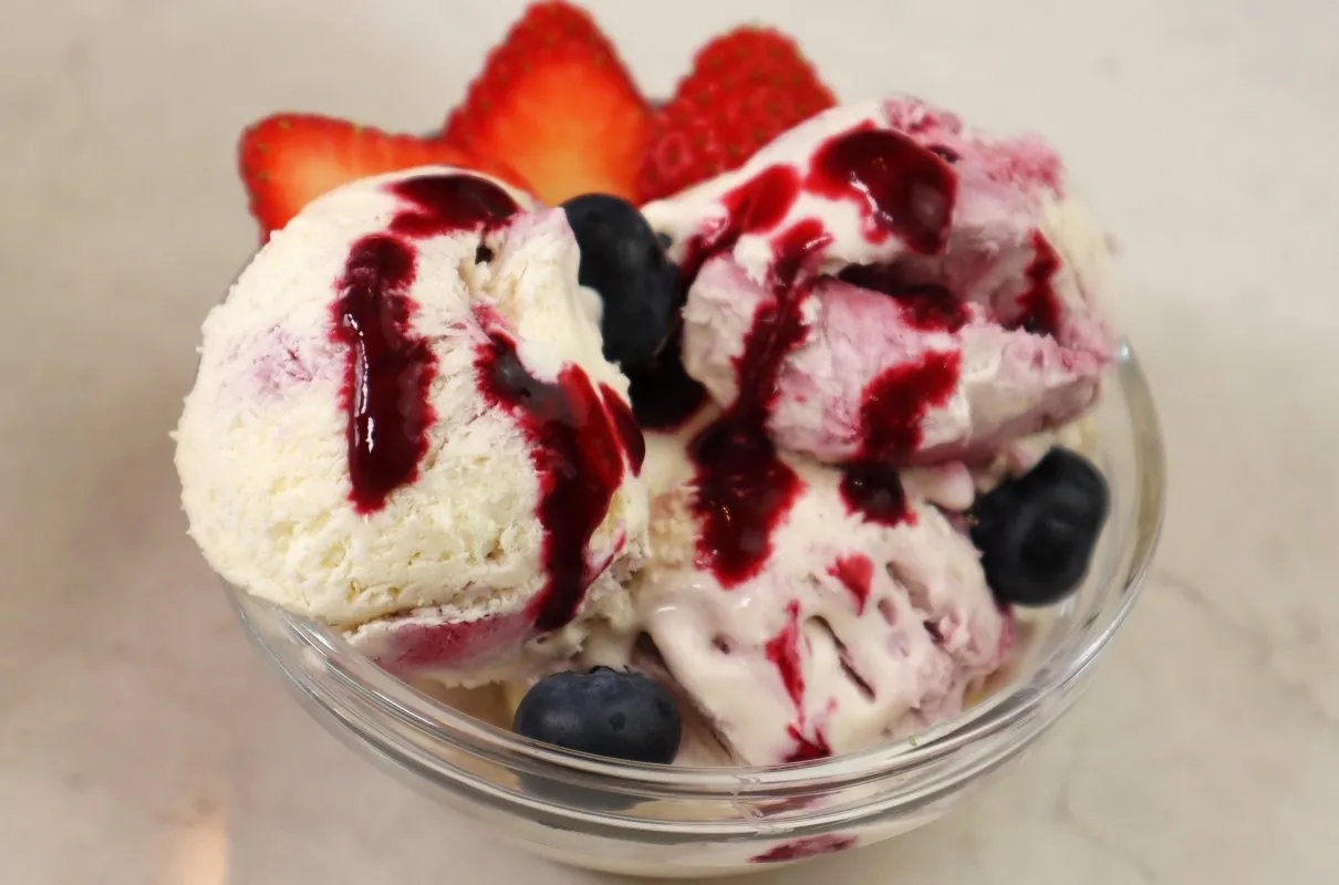 Domowe lody dietetyczne z jagodami i truskawkami. Pyszny deser, który możesz zrobić samemu!