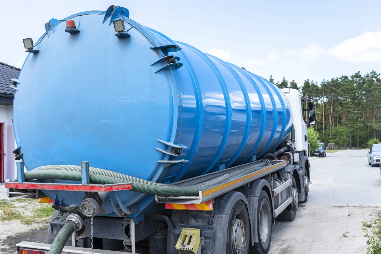 sposoby na obniżenie koszt&oacute;w wywozu szamba