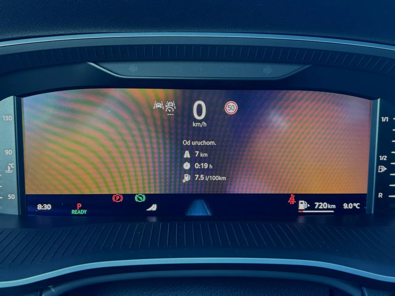 Na wyświetlaczu Octavii widać dane podróży: 7 km, 0:19 h, spalanie 7.5 l/100km. Zasięg 720 km.