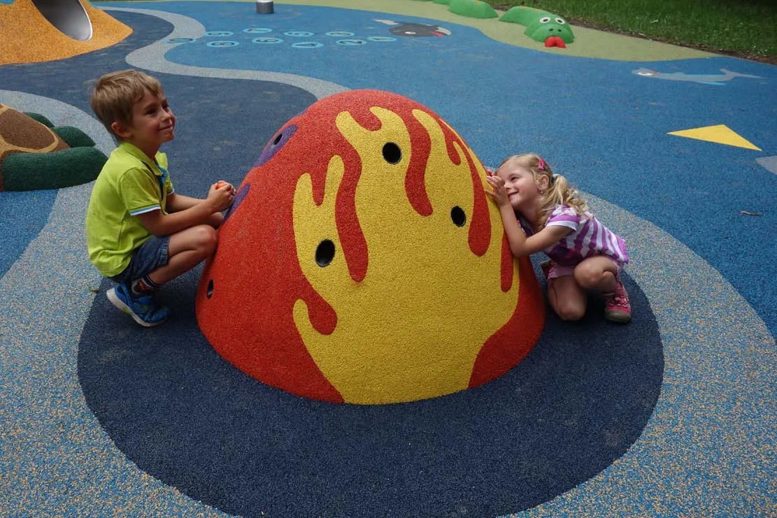 Nowoczesne urządzenia sensoryczne na placu zabaw