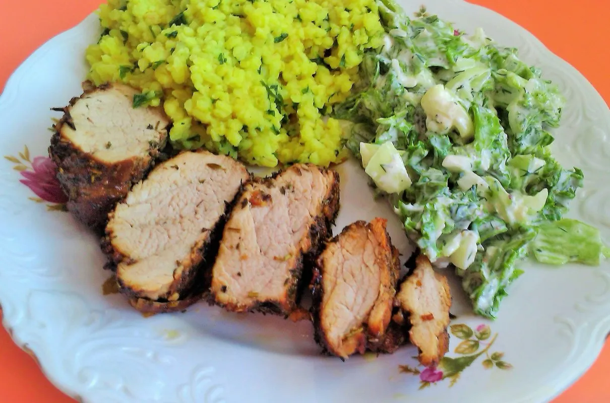 Pokrojona polędwica wieprzowa z ziołami, żółty ryż i sałatka z majonezem. Pyszny obiad, który nie musi mieć wysokich polędwica wieprzowa kcal.