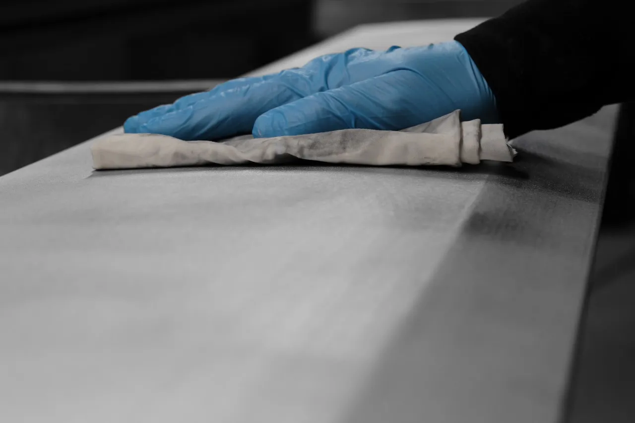 Przygotowanie metalowej powierzchni do malowania: szlifowanie i czyszczenie