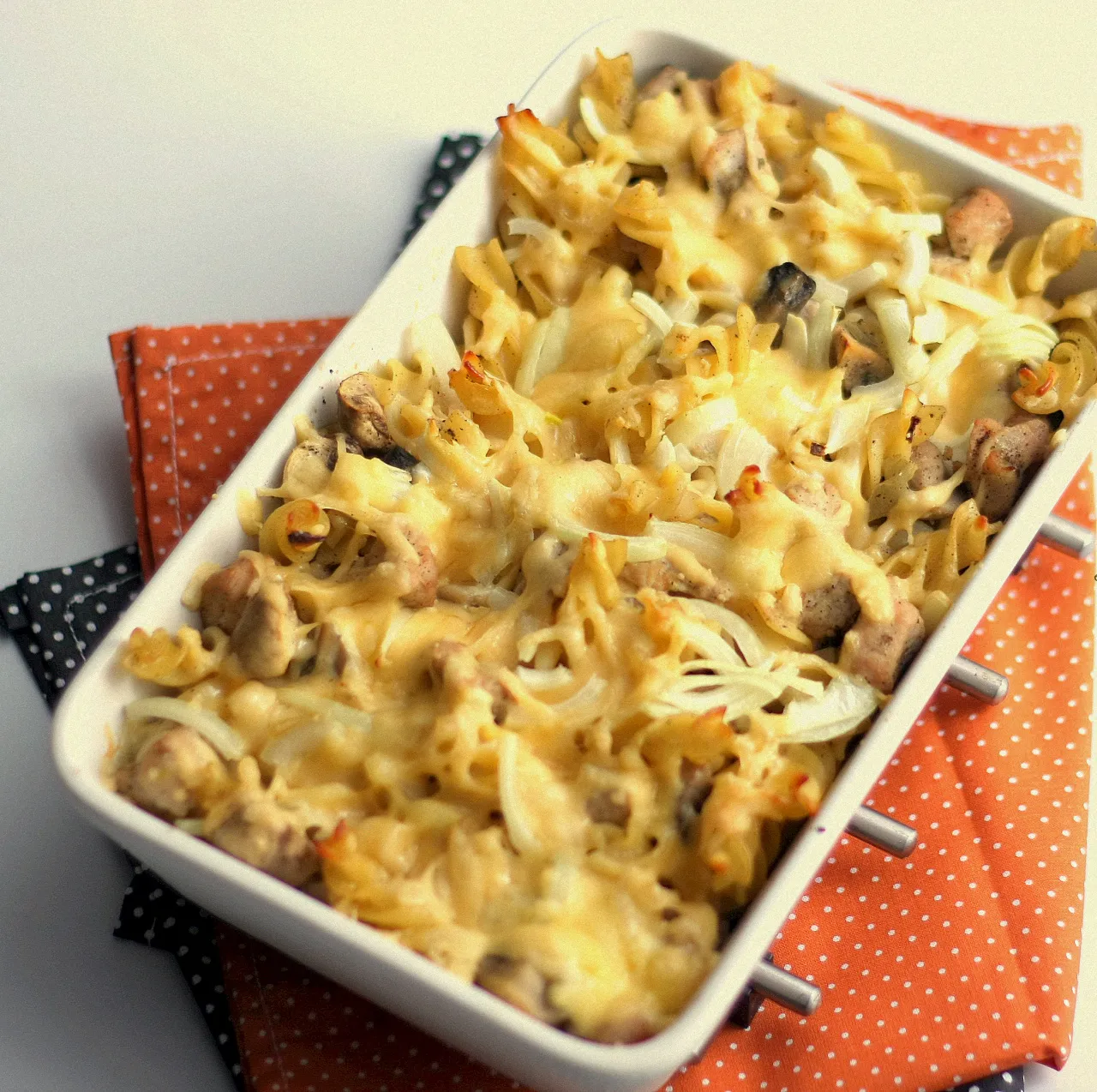 Szybka zapiekanka makaronowa z kurczakiem i pieczarkami
