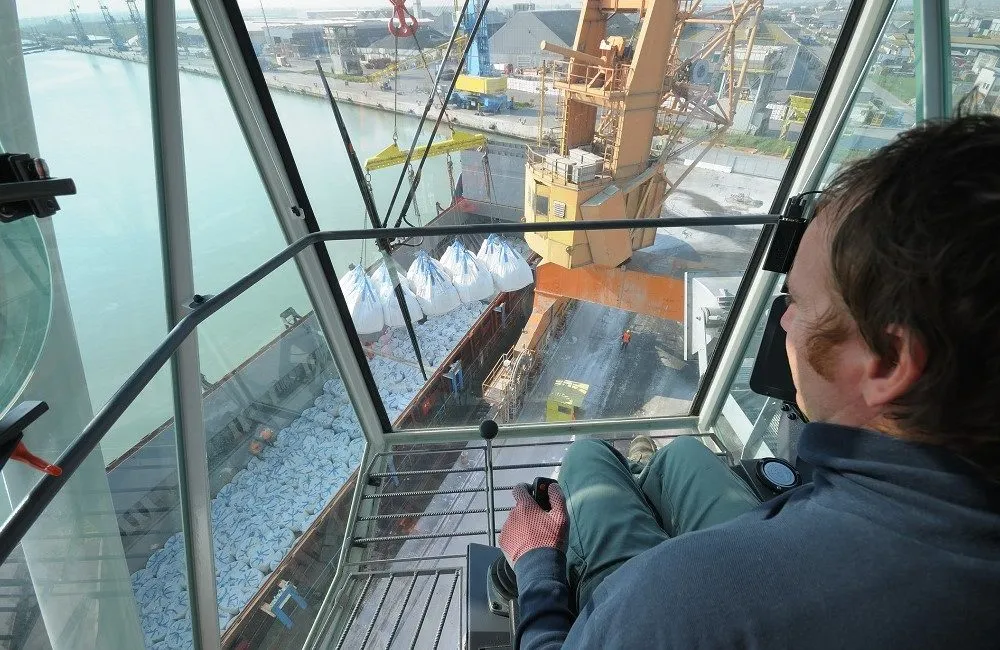 Operator dźwigu wieżowego na budowie