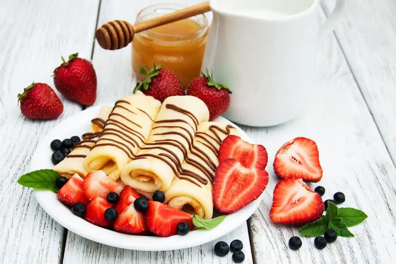 Naleśniki ze świeżymi owocami sezonowymi