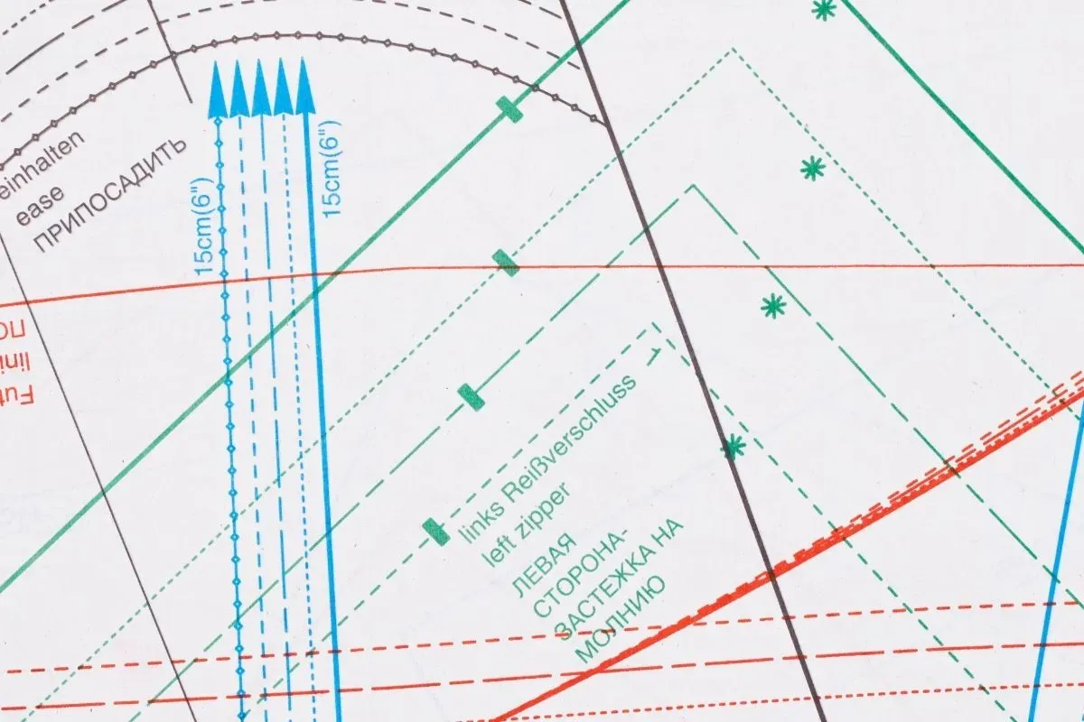 wykrój krawiecki na papierze, osoba mierząca się do szycia, schemat dopasowania wykroju