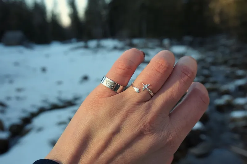 Mapa świata noszenie obrączki na ręce