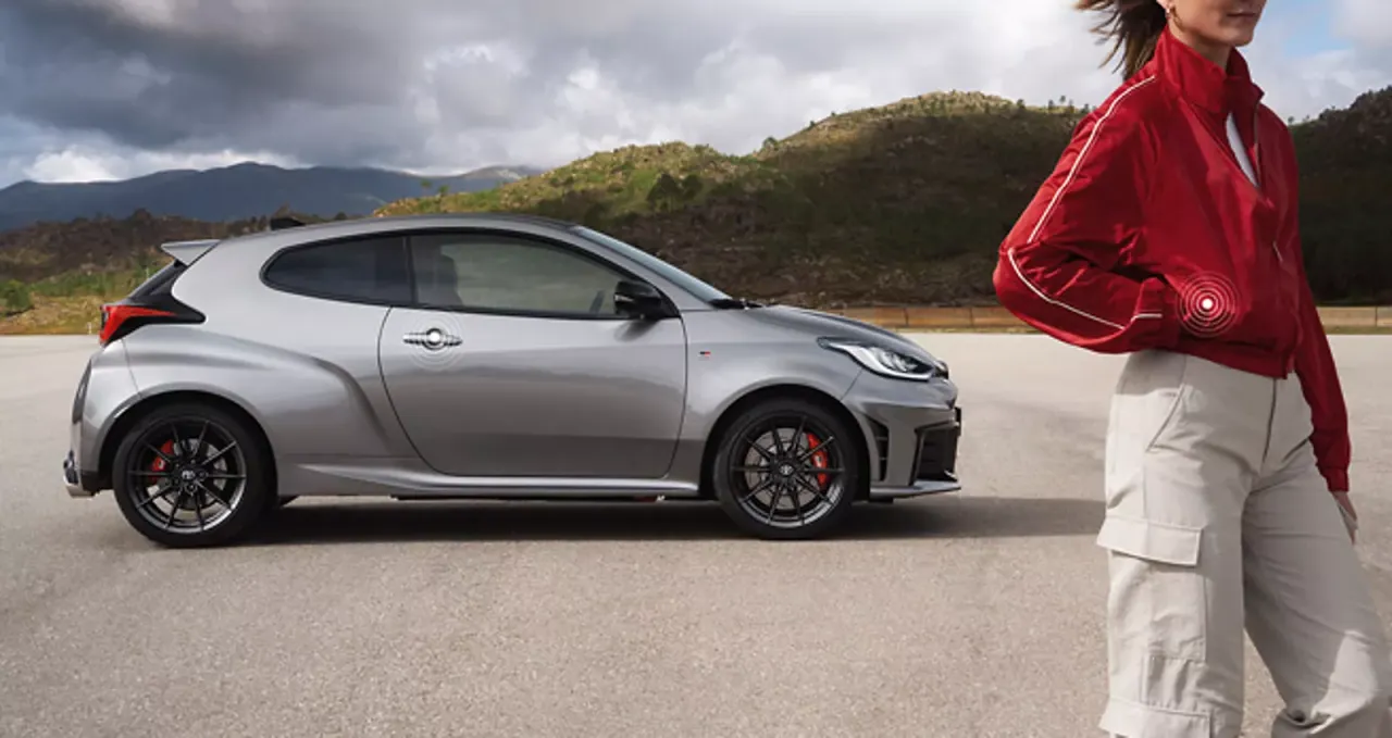 Srebrna Toyota Yaris GR na tle gór. Zastanawiasz się, ile koni ma Toyota Yaris? Ten model to moc!