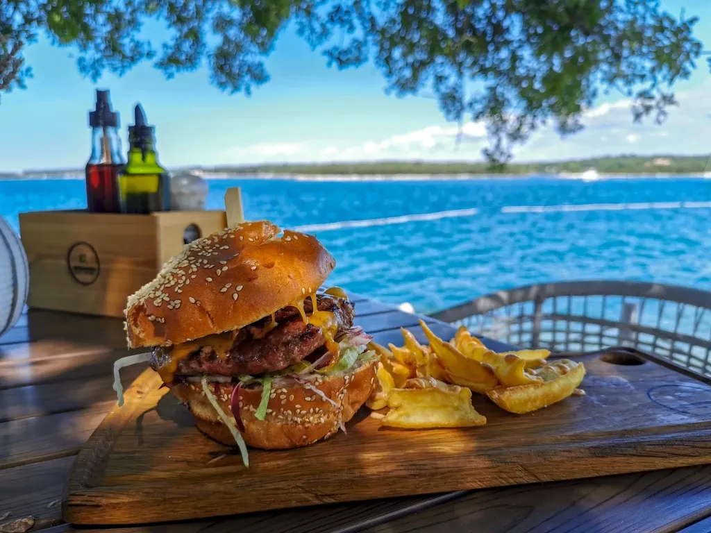 Zdjęcie Gdzie zjeść w Rewalu? Najlepsze restauracje z pysznym jedzeniem