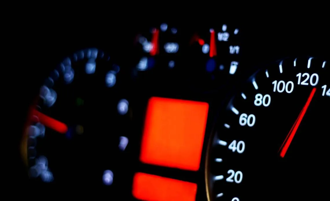 czerwona i ż&oacute;łta kontrolka oleju w samochodzie r&oacute;żnice