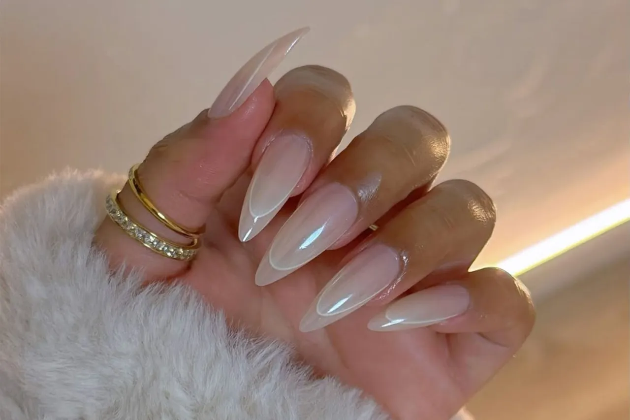 Milky Ombré Nägel mit Glitzer und Chrome