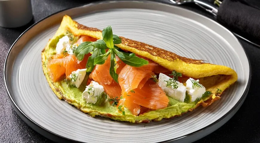 Zdrowy posiłek z łososiem wędzonym