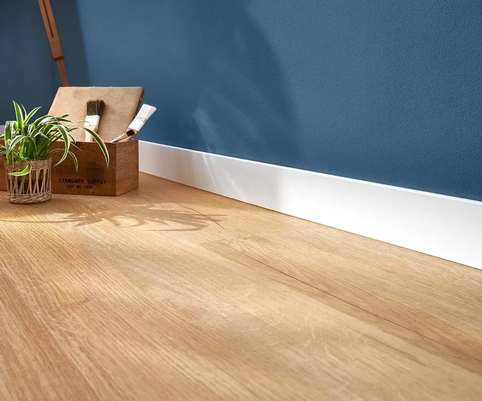 listwy przypodłogowe mdf pcv drewniane porównanie