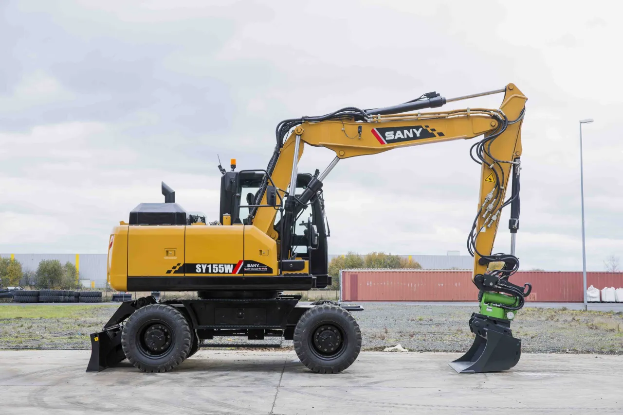 Żółta koparka kołowa SANY SY155W stoi na placu. Zastanawiasz się, czy koparkę się rejestruje?