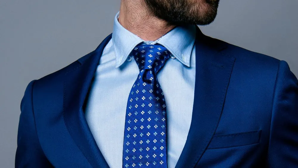 r&oacute;żne kolory koszul do granatowego garnituru