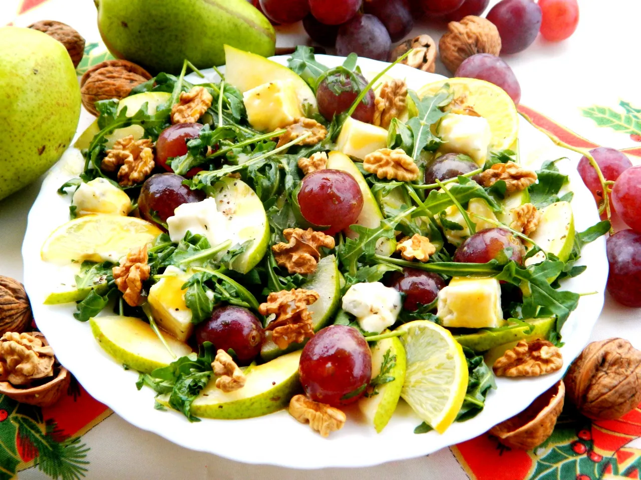 Elegancka sałatka z gruszką i serem pleśniowym