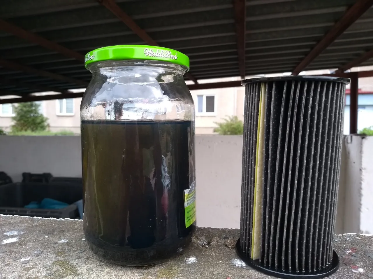 Zużyty filtr paliwa diesel vs nowy filtr