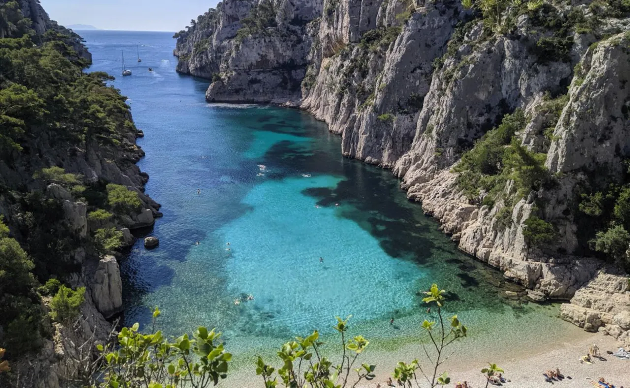 Calanque d'En-Vau vista dall'alto acqua turchese