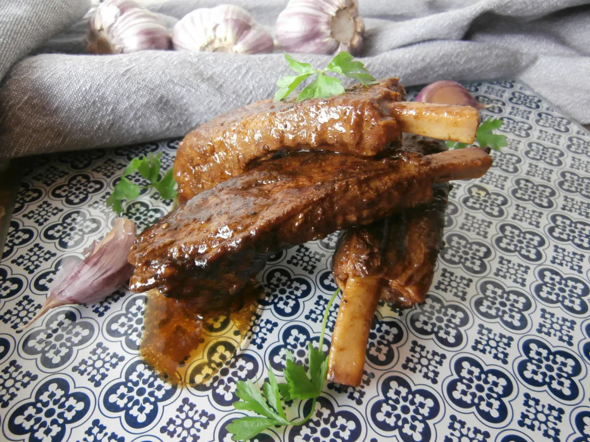 Soczyste żeberka w sosie własnym, idealne do obiadu. Pyszne i proste danie, które podpowie co ugotować na żeberkach.