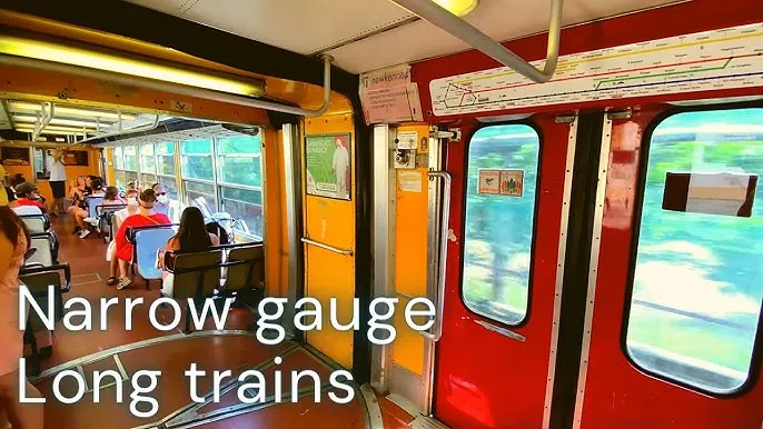 Wnętrze pociągu Circumvesuviana zatłoczenie