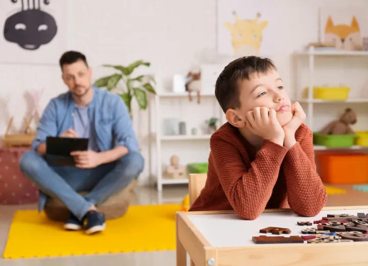 dziecko z zaburzeniami sensorycznymi, rodzic obserwujący dziecko, dziecko unikające dotyku