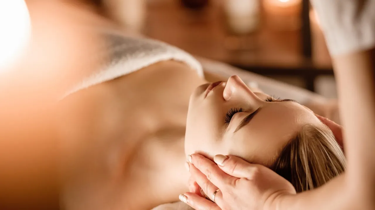 Osoba zrelaksowana podczas masażu, spokojna atmosfera