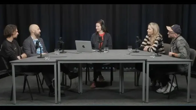 różni ludzie bawiący się na zajęciach improwizacji