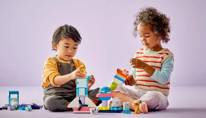 dziecko bawiące się klockami pokazujące różne sfery rozwoju