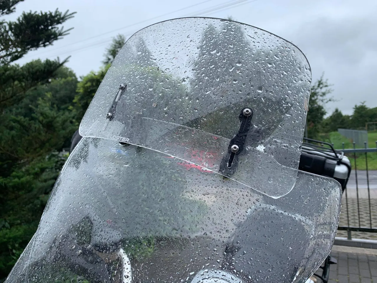 deflektor motocyklowy w deszczu