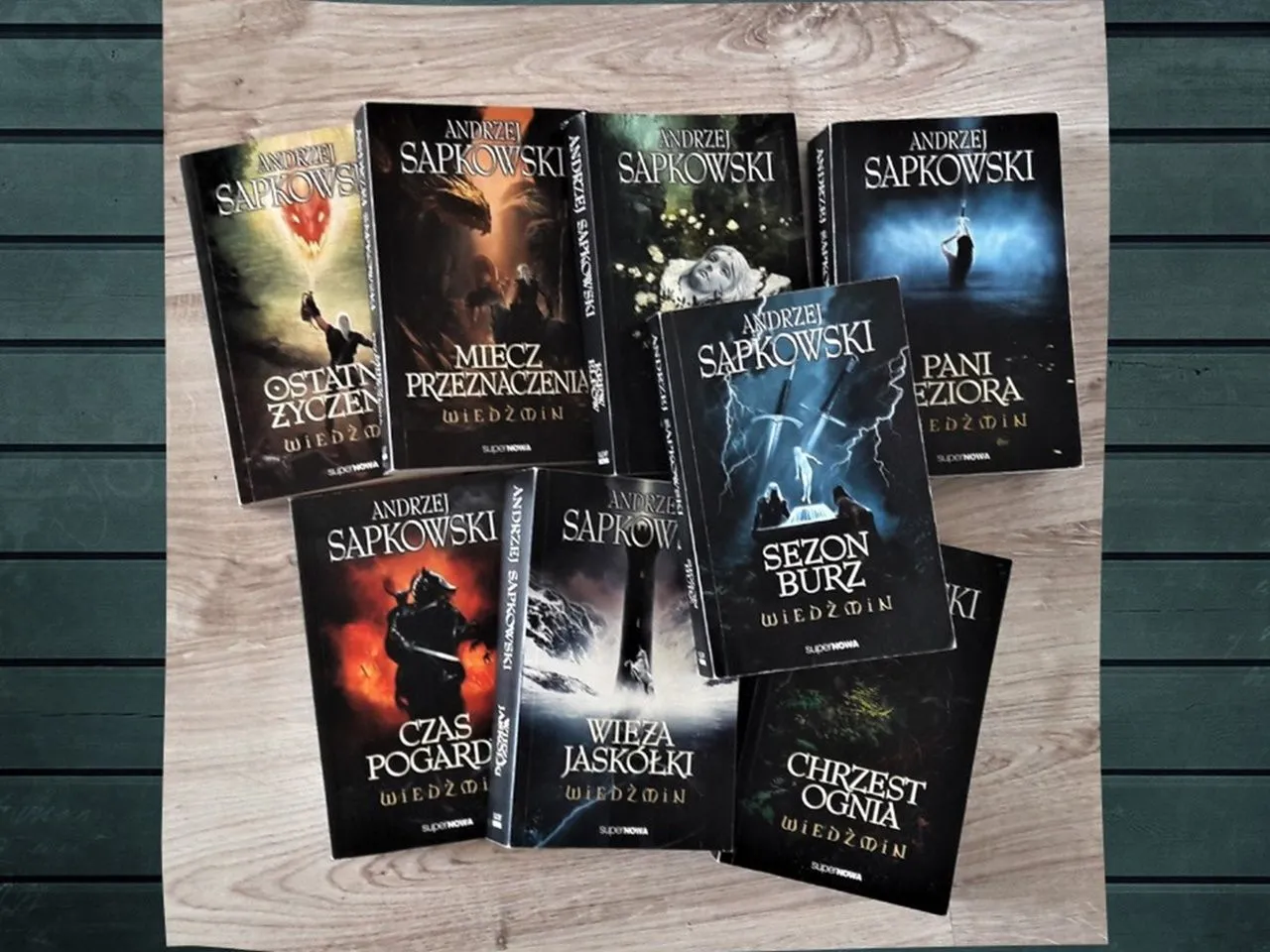 książki fantasy stos