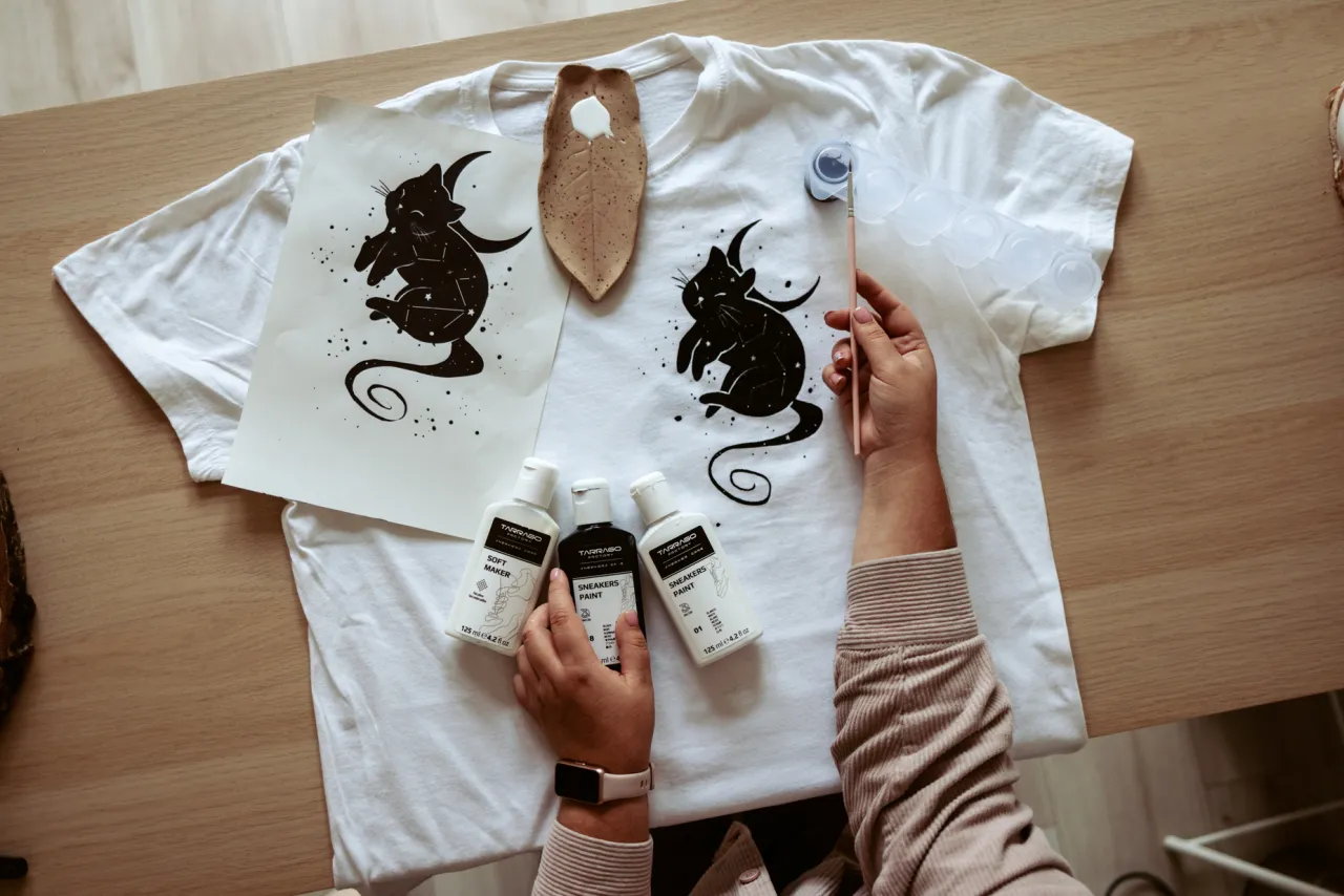 malowanie farbami do tkanin na ubraniach, wzory na dziurze