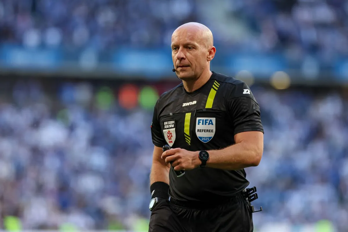 Sędzia gł&oacute;wny Liga Mistrz&oacute;w gwizdek