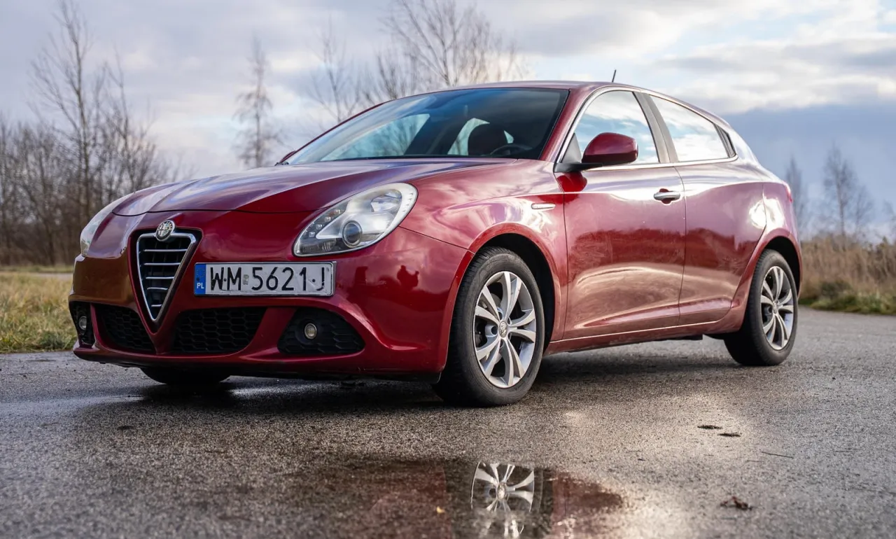 Alfa Romeo Giulietta na tle włoskiego krajobrazu