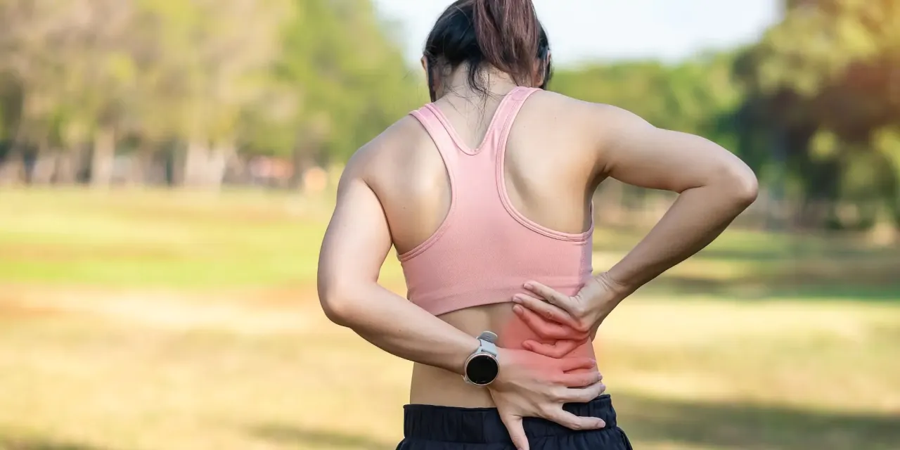 Biegacz z bólem pleców rwa kulszowa