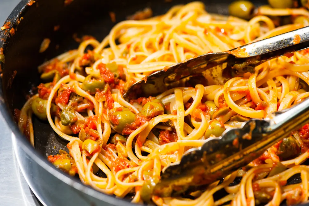 rodzaje długiego makaronu spaghetti spaghettini bucatini