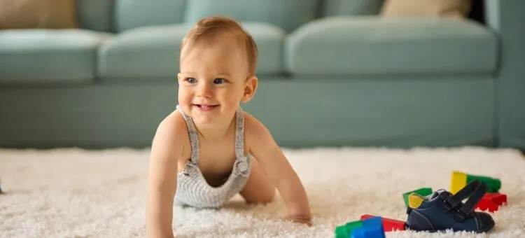 niemowlę raczkujące 8 miesięcy